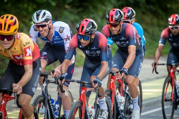 Egan Bernal sa vráti do Európy na preteky po problémoch s kolenom