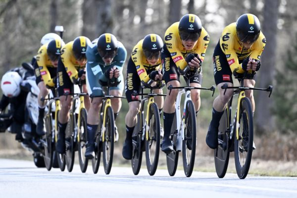 Tím Jumbo-Visma vyhral časovku na Paríž-Nice, do žltého sa oblečie Magnus Cort