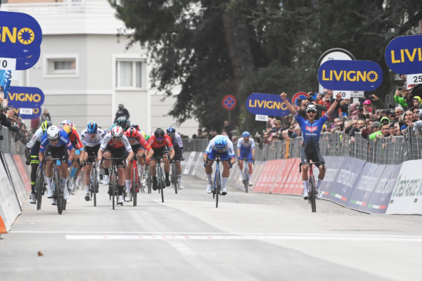 Jasper Philipsen vyhral v šprinte 3. etapu Tirreno-Adriatico po skvelej práci Van der Poela