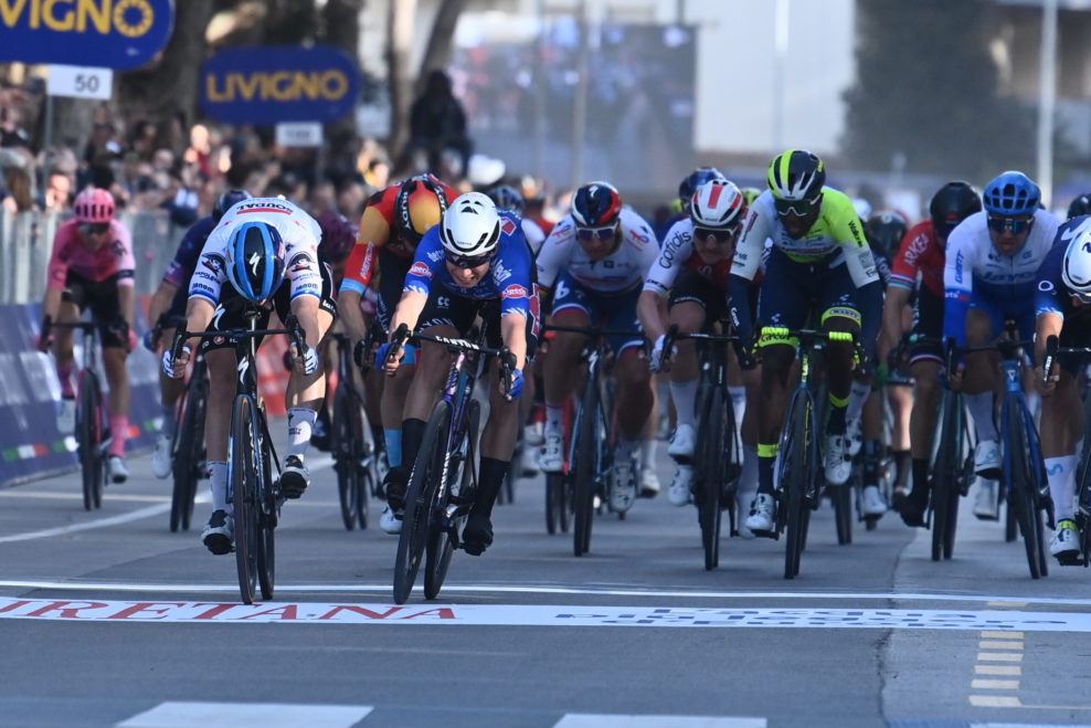 Peter Sagan nestačil najr&yacute;chlej&scaron;&iacute;m &scaron;print&eacute;rom a v 2. etape Tirreno-Adriatico skončil jeden&aacute;sty