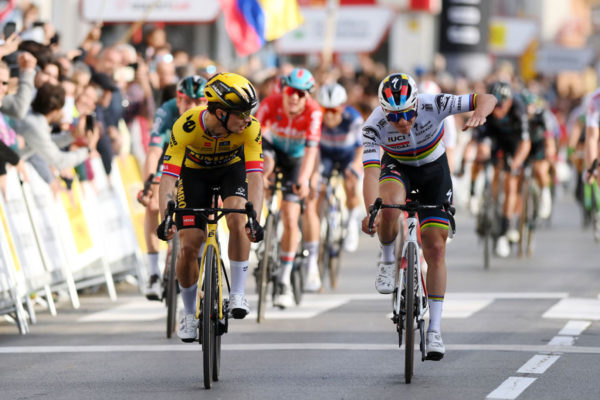 Primož Roglič porazil v tesnom súboji Evenepoela a vyhral úvodnú etapu Okolo Katalánska