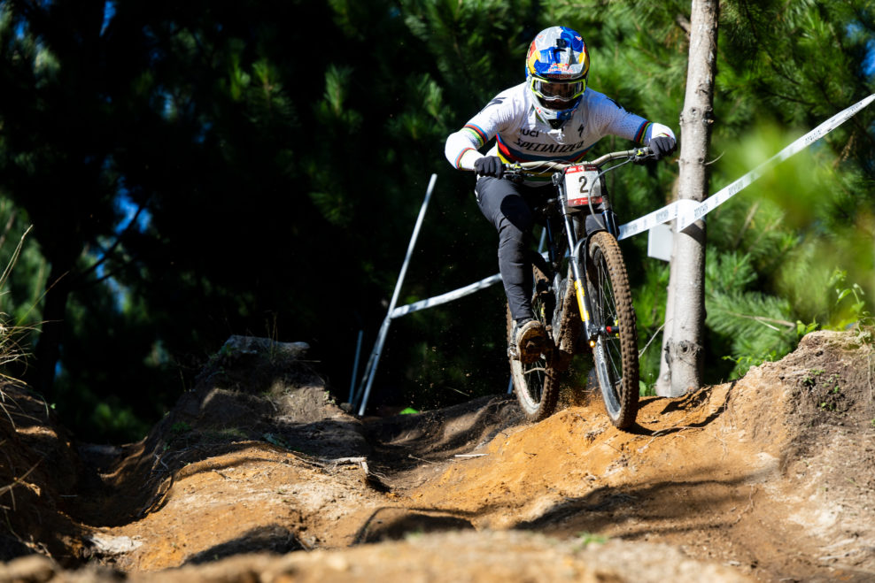 V&iacute;ťazmi zjazdu na Crankworx Rotorua s&uacute; Jess Blewitt a Loic Bruni