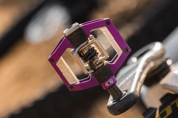 Pedále Crankbrothers Mallet Trail majú širší postoj a klietku s pinmi