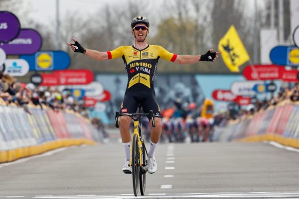 Christophe Laporte vyhral preteky Dwars Door Vlaanderen po úniku 4 km pred cieľom