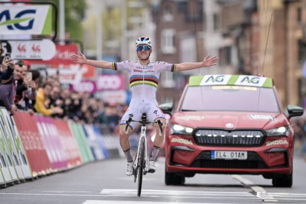 Remco Evenepoel vyhral Liège-Bastogne-Liège po suverénnom 30 km sólo úniku