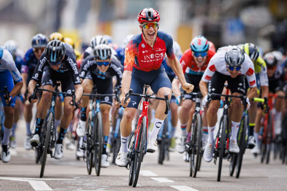 Ethan Hayter vyhral  druhú etapu Okolo Romandie, šprint mu rozbiehal aj Egan Bernal