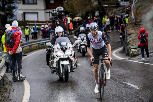 Adam Yates vyhral kráľovskú etapu Okolo Romandie, skvelý výkon predviedli Pinot aj Bernal