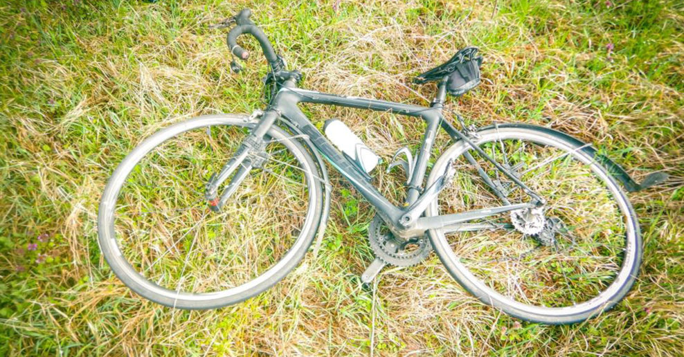 Vodič zrazil cyklistku a ušiel z miesta nehody. Cyklistka je v kritickom stave