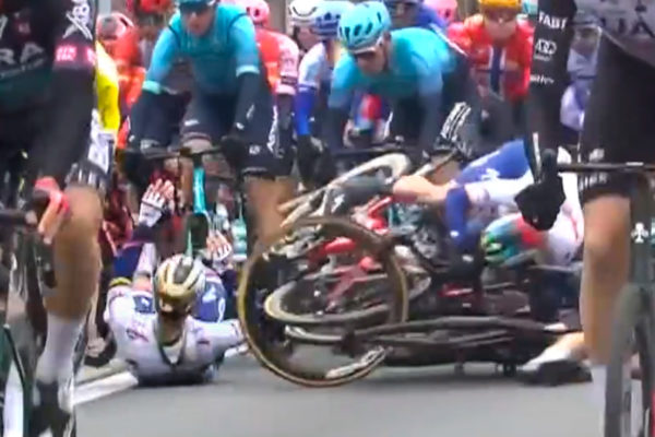 Peter Sagan si pri páde na Okolo Flámska poranil sval a nevystrie nohu