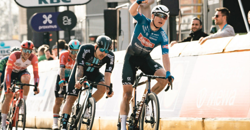 Jasper Philipsen vyhral šprintérsku klasiku Scheldeprijs pred Welsfordom a Cavedishom