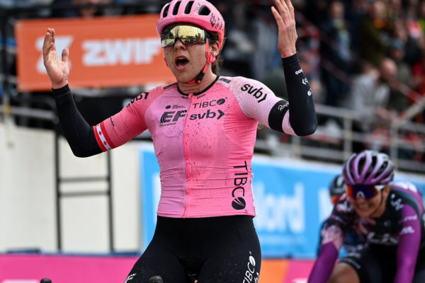 Kanaďanka Alison Jackson sa stala po celodennom úniku nečakanou víťazkou Paríž-Roubaix
