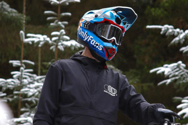 UCI zakazuje pretekať Lewisovi Buchananovi, pretože ho sponzoruje OnlyFans