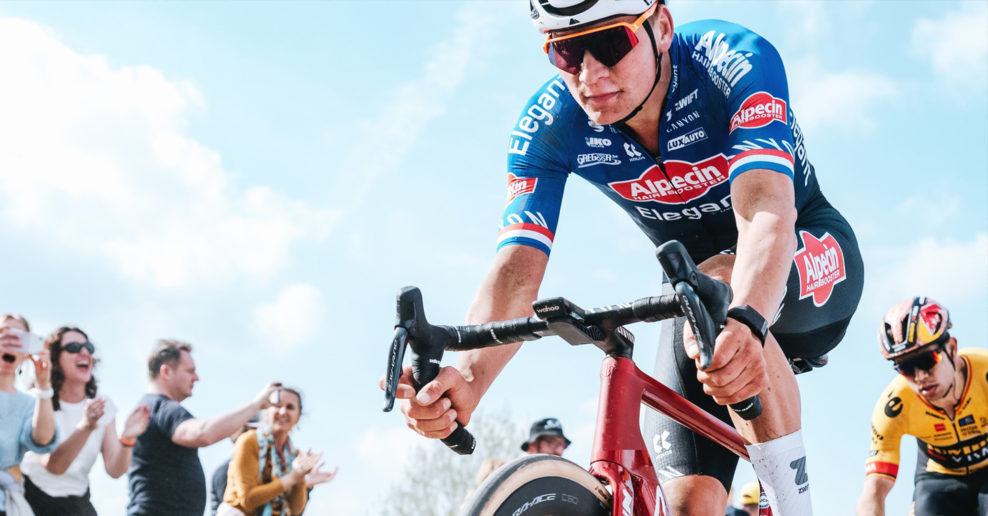 Mathieu van der Poel je po 11 rokoch prvým víťazom Paríž-Roubaix bez rukavíc