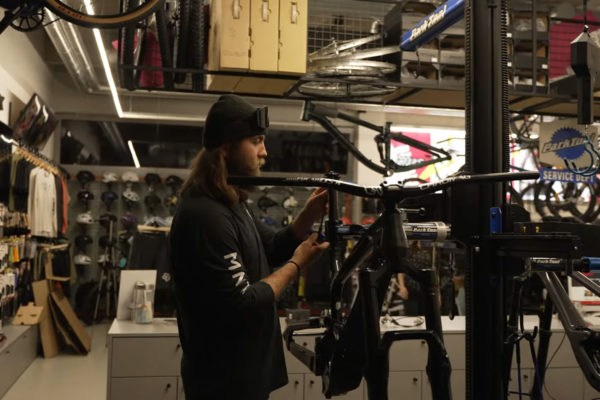 Video: Bikebuild Cannondale Jekyllu pre Viktora Nováka ✕ Ground