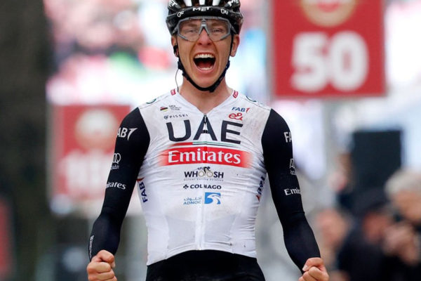 Tadej Pogačar počúvol radu Van der Poela a vyhral Amstel Gold Race po záverečnom 29 km sólo úniku