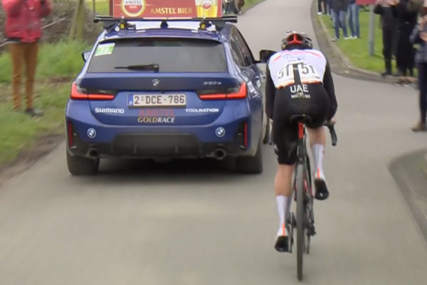 Pomohlo auto organizátorov k víťazstvu Tadeja Pogačara na Amstel Gold Race? (+video)