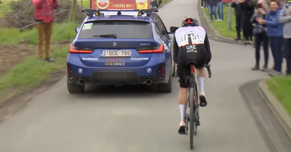 Pomohlo auto organiz&aacute;torov k v&iacute;ťazstvu Tadeja Pogačara na Amstel Gold Race? (+video)