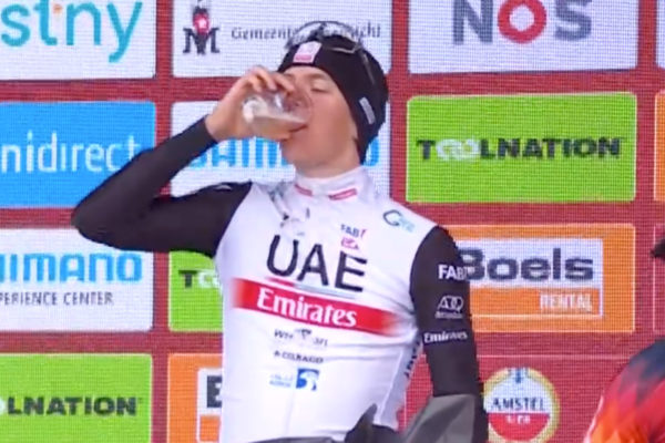 Video: Tadej Pogačar vyexoval poh&aacute;r piva na p&oacute;diu Amstel Gold Race