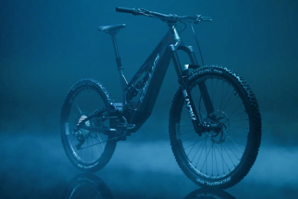 Kellys predstavil nový ľahký e-bike Theos F100 s obrovskou batériou a sériu R s hliníkovým rámom