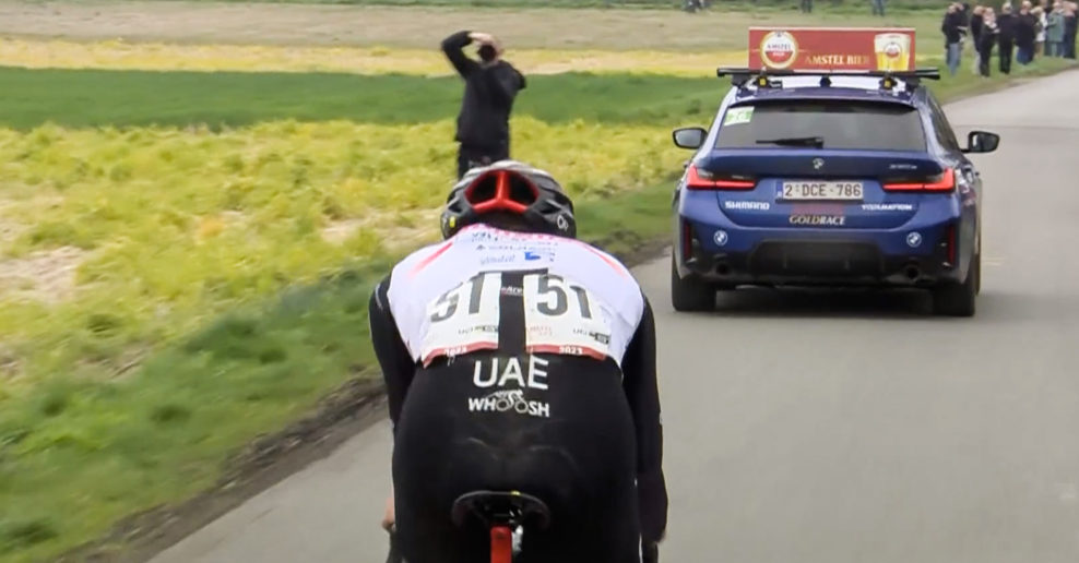 Expert na aerodynamiku tvrd&iacute;, že Pogačar mohol z&iacute;skať 10 až 20 sek&uacute;nd pri jazde za autom na Amstel Gold