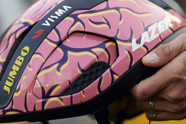 Tím Jumbo-Visma upozorňuje na dôležitosť heliem v cyklistike špeciálnym dizajnom na Paríž-Roubaix