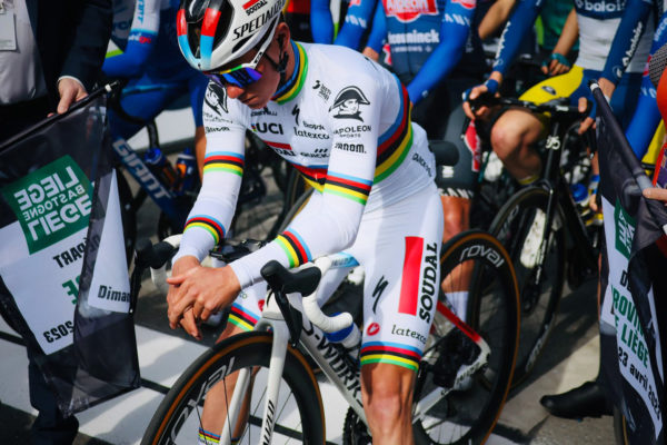 Foto: Remco Evenepoel odštartoval na Liège-Bastogne-Liège v majstrovskom bielom komplete