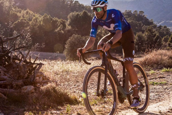 42-ročný Alejandro Valverde vyhral premiéru na gravel pretekoch Svetového pohára La Indomable