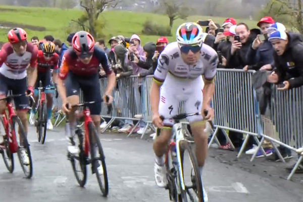 Video: Dva útoky Remca Evenepoela, po ktorých išiel 30 km sólo do cieľa Liège-Bastogne-Liège