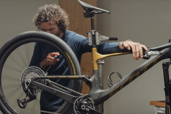  Video: Mechanik skladá nový pretekársky špeciál Scott Spark RC 2023 pre Nina Schurtera