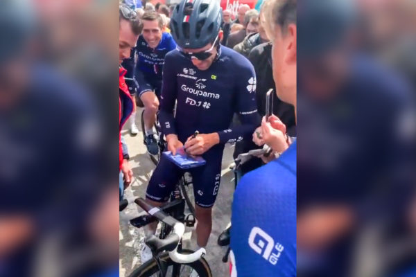 Video: Komický moment, keď si Lorenzo Germani vyžiadal autogram od Thibauta Pinota