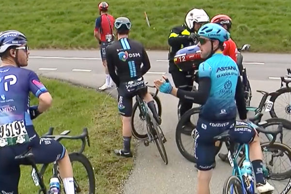 Video: Bizarný moment, keď pretekári zle odbočili a stratili sa na pretekoch Okolo Romandie