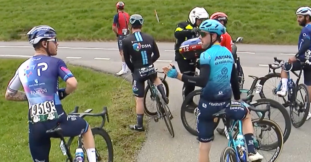 Video: Bizarný moment, keď pretekári zle odbočili a stratili sa na pretekoch Okolo Romandie
