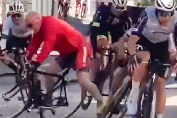 Video: Nepozorný cyklista bez helmy spôsobil nepríjemný pád na pretekoch v Taliansku