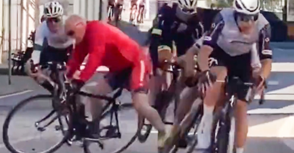 Video: Nepozorný cyklista bez helmy spôsobil nepríjemný pád na pretekoch v Taliansku