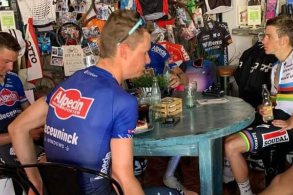 Mathieu van der Poel a Remco Evenepoel sa spolu stretli v kaviarni počas tréningovej pauzy