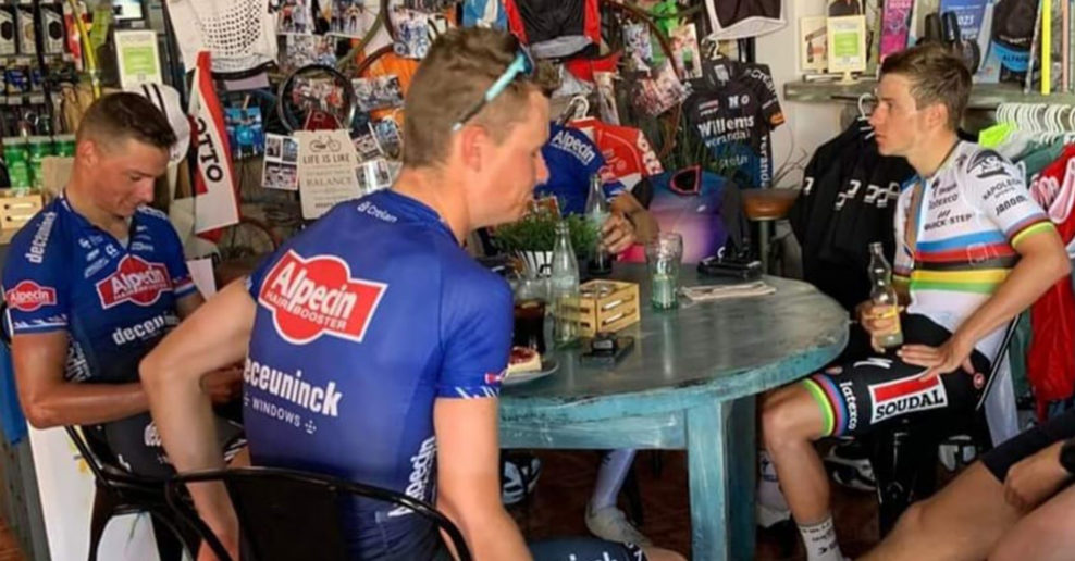 Mathieu van der Poel a Remco Evenepoel sa spolu stretli v kaviarni počas tréningovej pauzy
