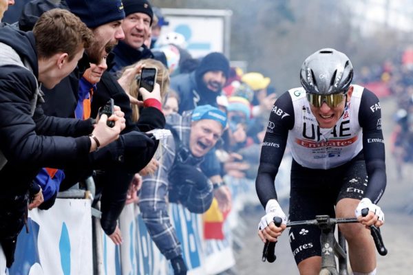 Tadej Pogačar porazil Van der Poela a po krásnom sóle vyhral Okolo Flámska, Sagan po páde odstúpil