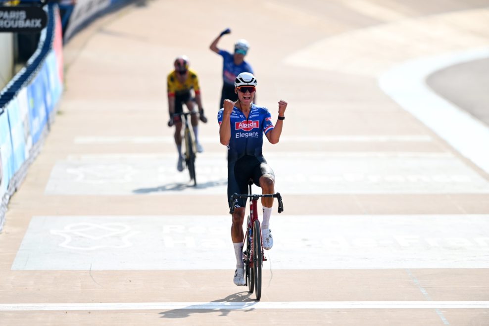 Mathieu van der Poel vyhral historicky najrýchlejšie Paríž-Roubaix po krásnom záverečnom 15 km sóle