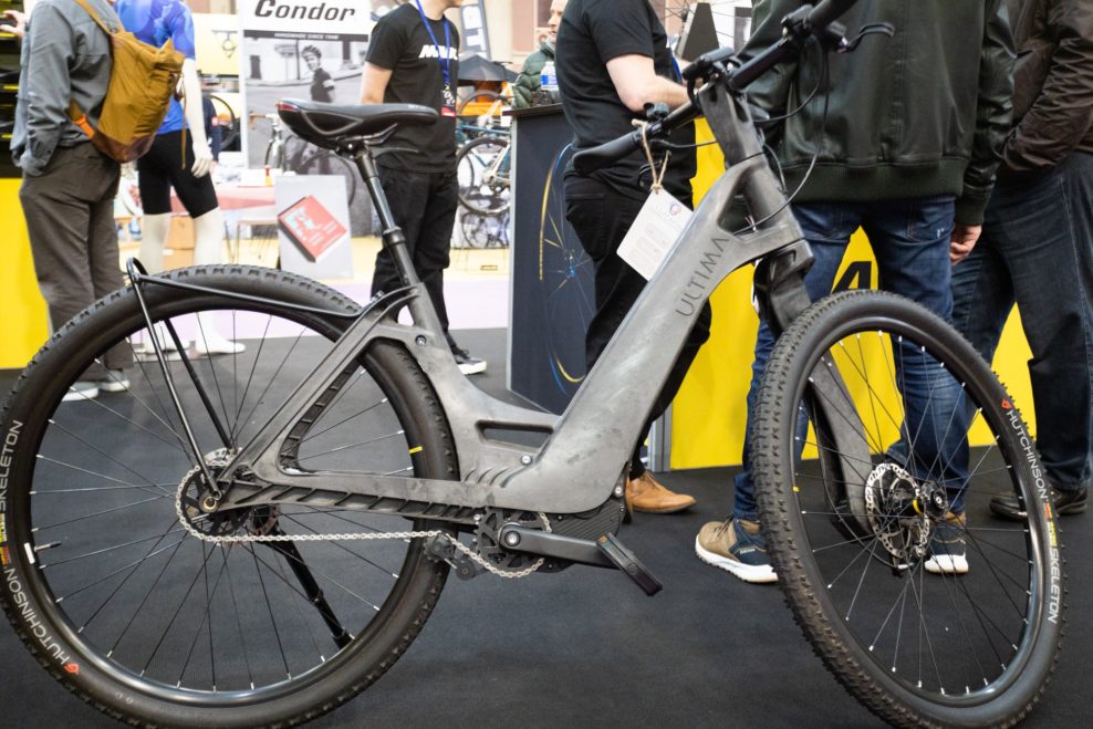Ultima Multipath je prv&yacute; e-bike vyroben&yacute; z kombin&aacute;cie recyklovan&eacute;ho plastu a hlin&iacute;ku