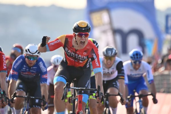 Jonathan Milan vyhral v šprinte druhú etapu Giro d’Italia, záver poznačil nepríjemný hromadný pád