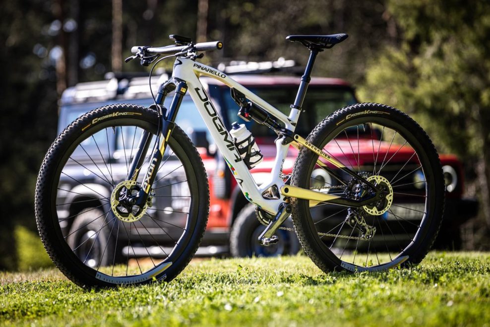 Detaily nových pretekárskych bicyklov Pinarello Dogma XC Toma Pidcocka a Pauline Ferrand-Prévot