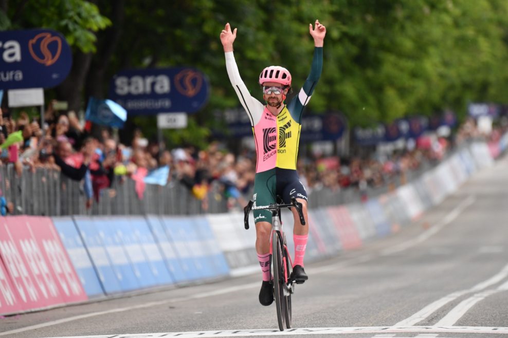 Ben Healy vyhral 8. etapu Giro d&rsquo;Italia po 50 km s&oacute;lo &uacute;niku, Roglič stiahol n&aacute;skok Evenepoela