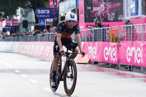 Remco Evenepoel porazil o jedinú sekundu Gerainta Thomasa a vyhral časovku na Giro d’Italia