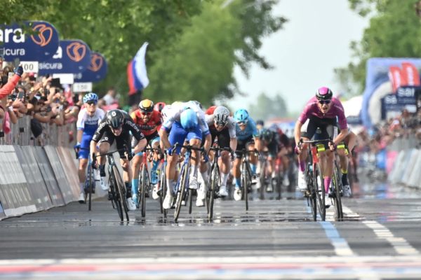 Alberto Dainese vyhral v extrémne tesnom šprinte 17. etapu Giro d’Italia