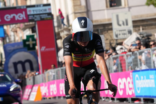 Remco Evenepoel suverénne vyhral úvodnú časovku na Giro d’Italia a oblečie sa do ružového dresu