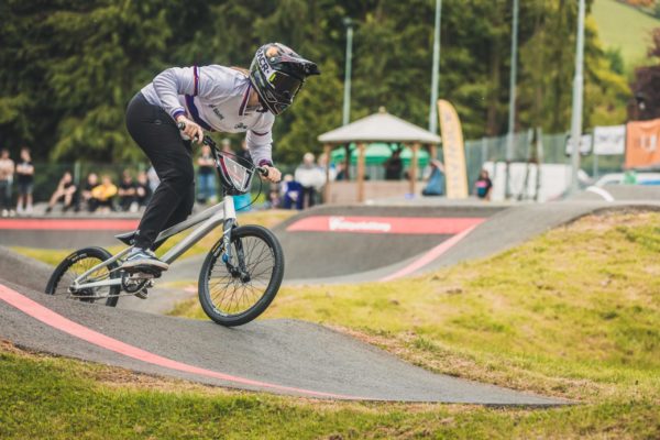 Kristína Madarásová sa vďaka víťazstvu v Škótsku priamo kvalifikovala na majstrovstvá sveta v pumptracku