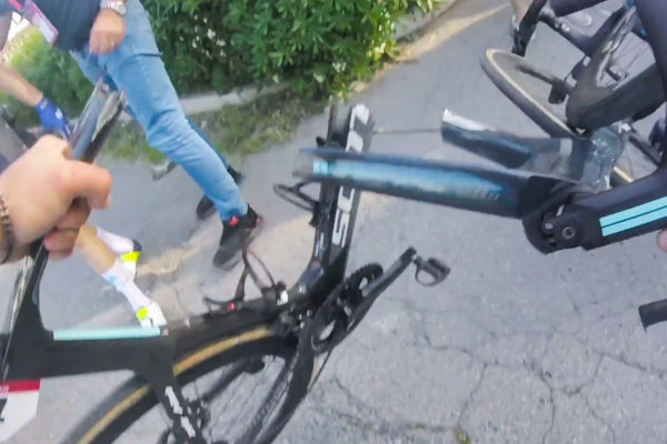 Video: Jazdcovi DSM sa pri hromadnom páde na Gire zlomil bicykel na dve časti