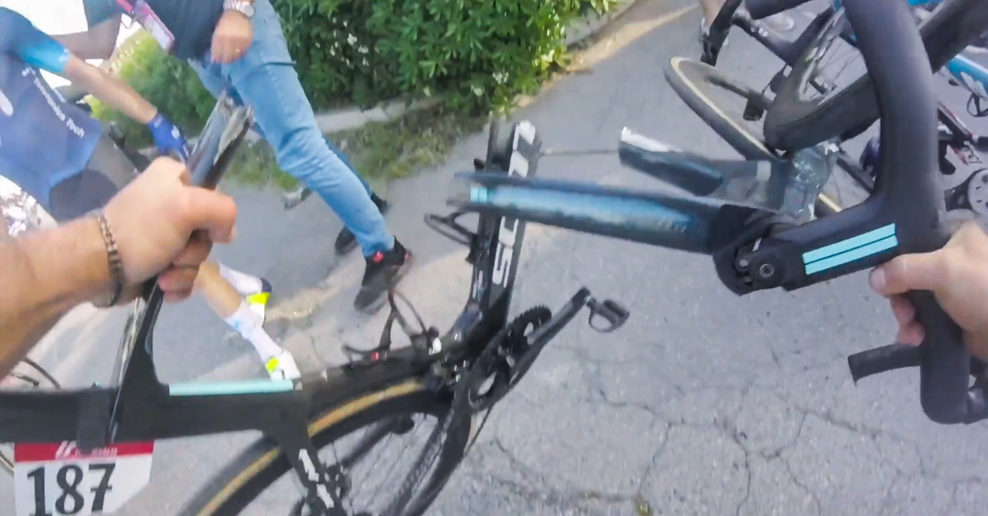 Video: Jazdcovi DSM sa pri hromadnom páde na Gire zlomil bicykel na dve časti