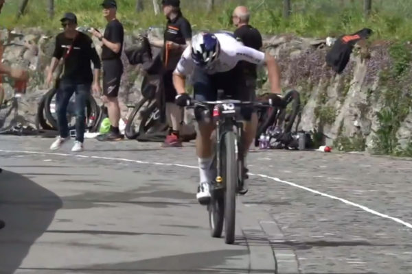 Video: Šialený víťazný útok Toma Pidcocka na horskom bicykli na pretekoch XCO vo Švajčiarsku