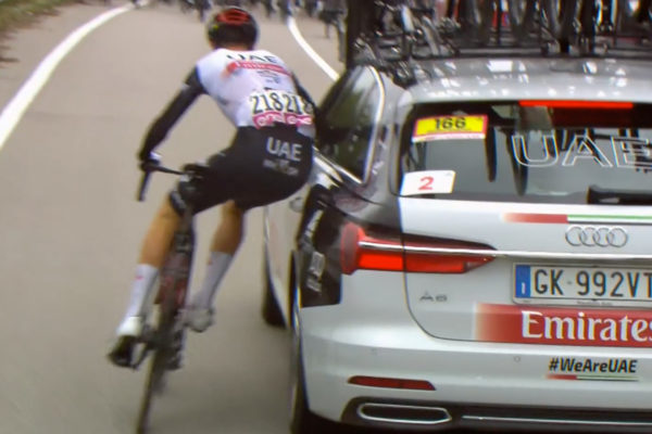 Video: Jay Vine sa držal tímového auta a takmer skončil na zemi ešte pred štartom etapy Giro d´Italia